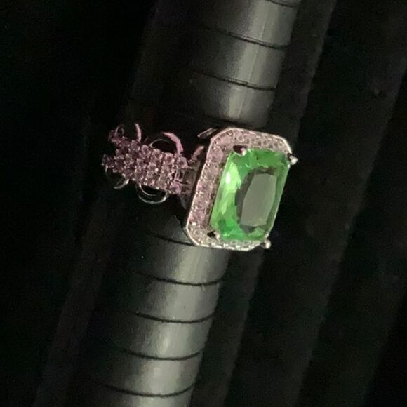 Stunning Green Emerald Cut Fashion Ring with Halo  Size 7, 8, 10 - Picture 5 of 8